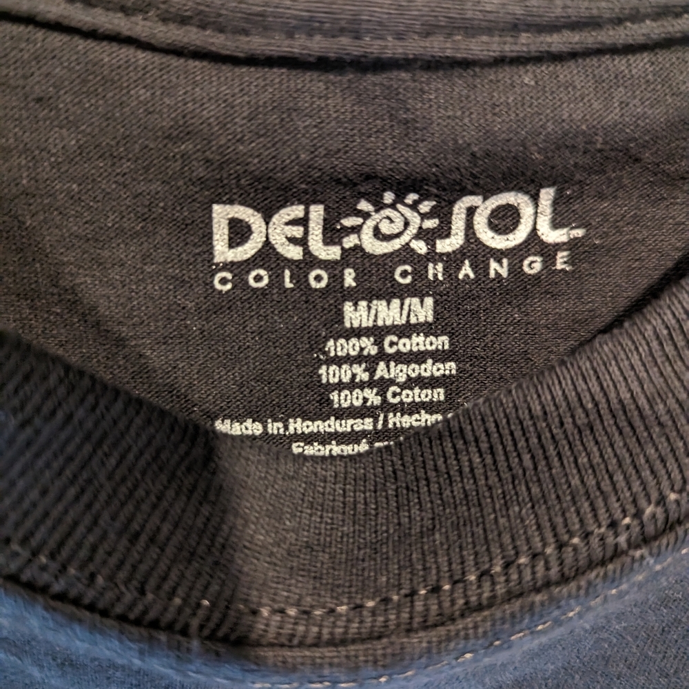 Del Sol Alaska Grizzly color changing shirt.  Size medium. - Picture 5 of 5